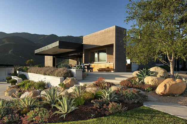 Kiểu nhà cấp 4 có gara để ô tô được bao bọc bởi cây cảnh đang là xu hướng nhà ở hiện nay. Ảnh: Nhadat.