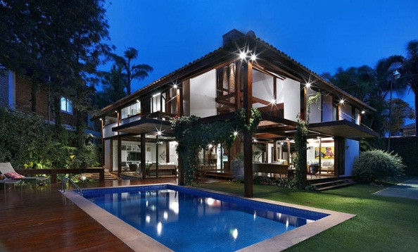 Kiểu nhà vườn giản dị, pha trộn truyền thống và hiện đại. Khu vườn trồng nhiều cây cảnh xum xuê, tạo cảnh quan xanh mát. Ảnh: Nhadat.