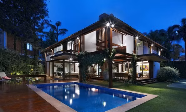 Kiểu nhà vườn giản dị, pha trộn truyền thống và hiện đại. Khu vườn trồng nhiều cây cảnh xum xuê, tạo cảnh quan xanh mát. Ảnh: Nhadat.