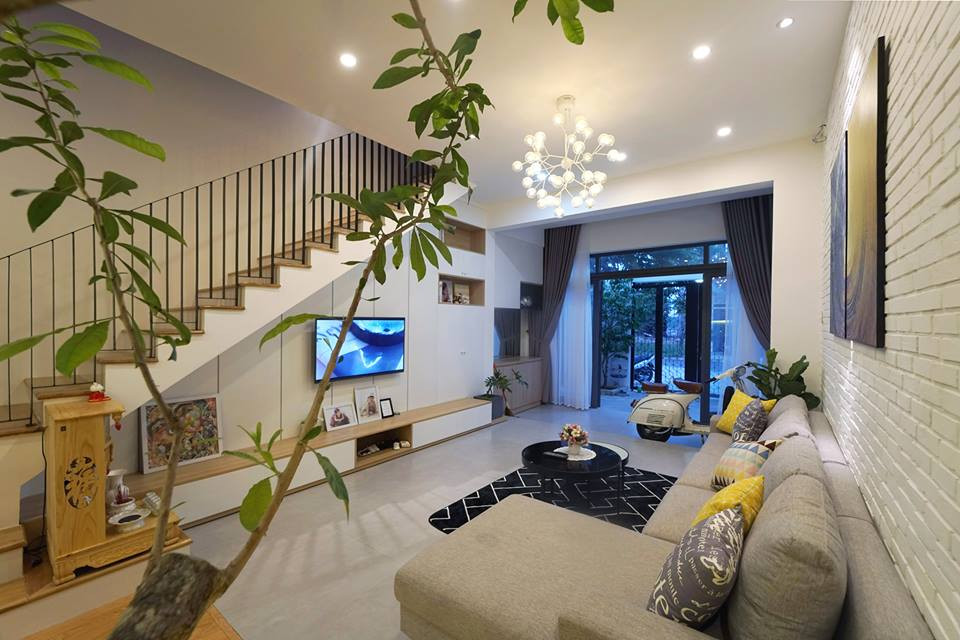 Kệ ti vi thiết kế dưới gầm cầu thang như một cách tiết kiệm không gian hiệu quả.