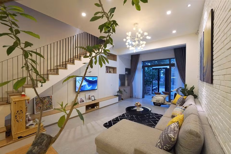 Kệ ti vi thiết kế dưới gầm cầu thang như một cách tiết kiệm không gian hiệu quả.