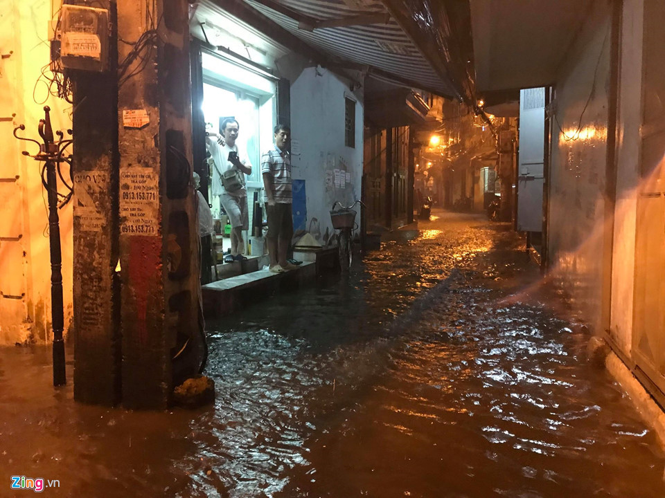 Tại ngõ 554 đường Trường Chinh, quận Đống Đa, nhiều người phải chờ nước rút mới có thể về nhà.