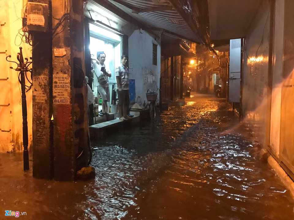 Tại ngõ 554 đường Trường Chinh, quận Đống Đa, nhiều người phải chờ nước rút mới có thể về nhà.