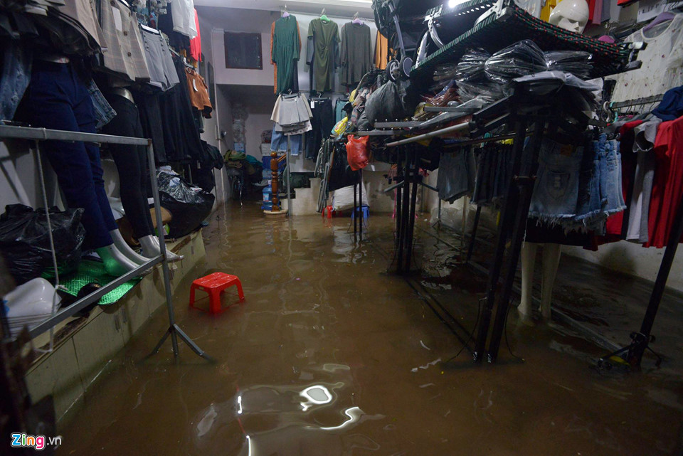 Một trong những cửa hàng bán quần áo tại chợ Xanh biến thành "ao".