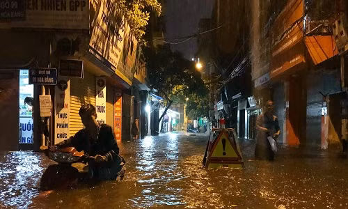 Mua “khung” o Ha Noi: Nguoi co chan ngoi nhau, ke hi huc tat nuoc