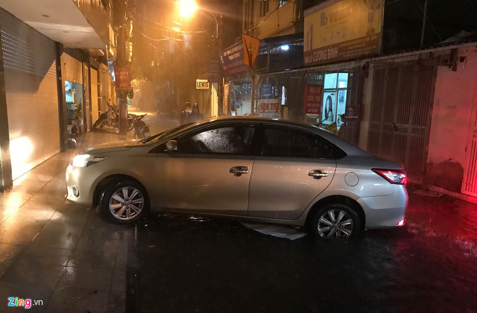 Một người lái ôtô đi vòng vào ngõ tránh nước liền gặp phía trước bị ngập sâu hơn đành quay đầu đi ra.