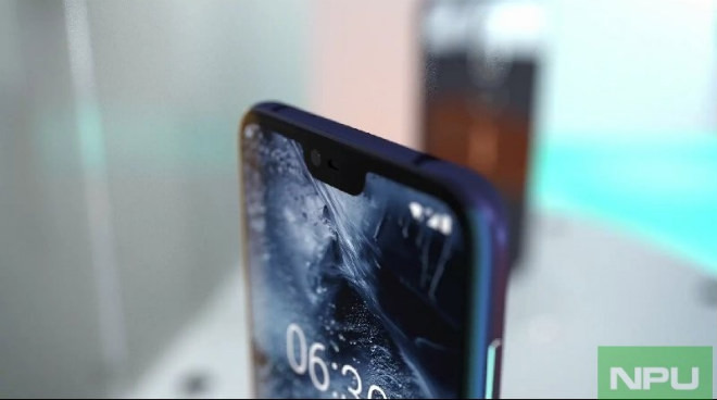 Phiên bản màu trắng. Phía sau là camera kép xếp theo phương thẳng đứng, dưới có cảm biến vân tay.