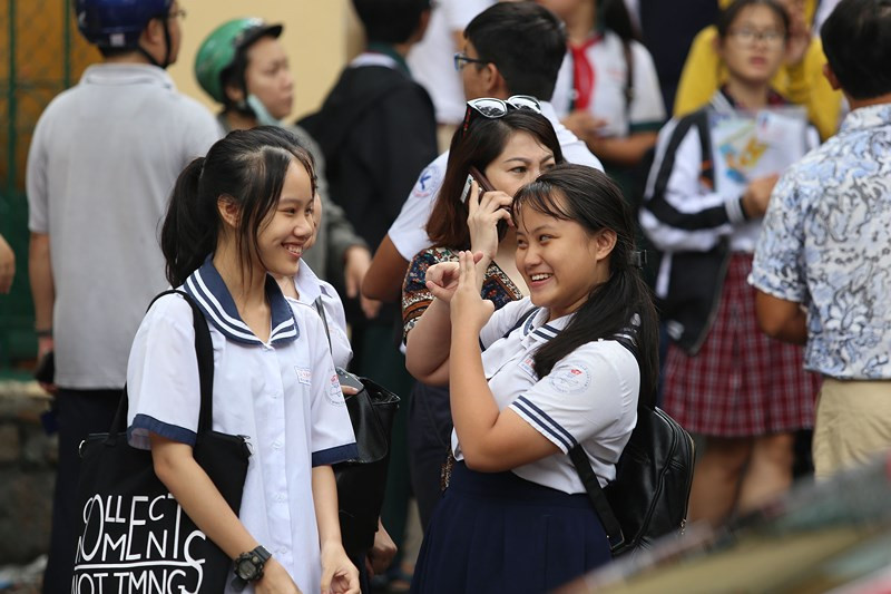 Tại điểm thi Trường THPT Trưng Vương, quận 1, em Lê Ngọc Dạ Thảo, học sinh lớp 9A2, Trường THCS Lê Qúy Đôn, chia sẻ đề vừa sức, những kiến thức đều đã được ôn tập kỹ. “Em thích nhất là câu số 2 về bàn luận mối quan hệ giữa cha mẹ và con cái. Bản thân em có thể làm được khoảng 8 điểm”, em Dạ Thảo nói.