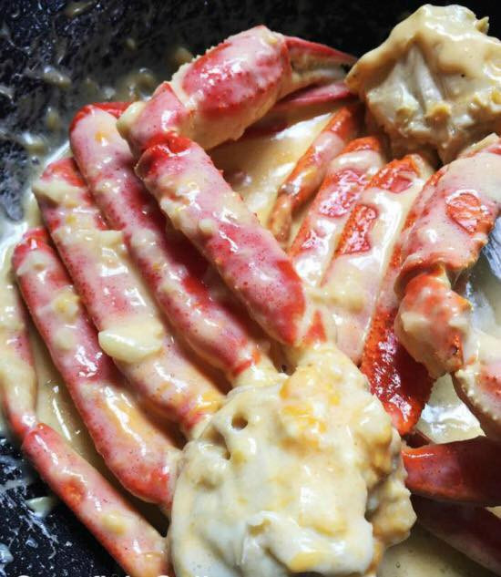 Đằng sau lớp vỏ bên ngoài chân cua tuyết là thịt, trắng và có vị ngọt, dai. Ảnh: FB Ngoc Han - Hang xách tay các nước.