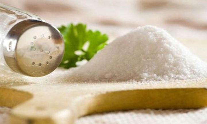 Chế độ ăn mặn với quá nhiều muối dễ gây ra huyết áp cao. Khiến lượng máu trong thận khó lưu thông ổn định, dẫn đến những tổn hại cho sức khỏe của thận.