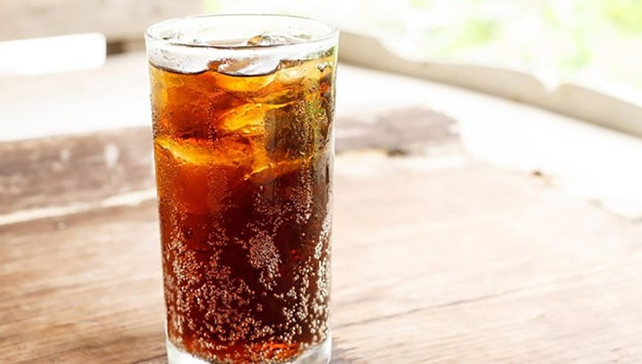 Uống nước ngọt và nước có ga sẽ khiến nồng độ pH trong cơ thể bị thay đổi, mà thận là cơ quan chính để điều chỉnh độ pH của cơ thể. Vậy nên, khi uống các loại nước trên trong thời gian dài và liên tục sẽ tạo gánh nặng cho thận và làm tăng xác suất hư hại thận.