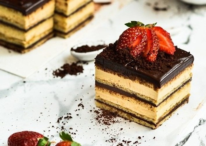 Bánh ngọt chứa nhiều chất phụ gia để làm bánh mềm và thơm ngon hơn. Nhưng những chất này sẽ tác động xấu cho hệ thần kinh trung ương, máu và thận.