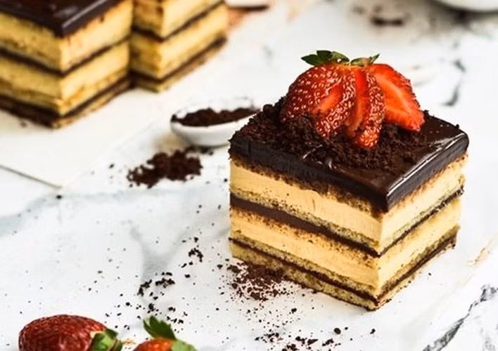 Bánh ngọt chứa nhiều chất phụ gia để làm bánh mềm và thơm ngon hơn. Nhưng những chất này sẽ tác động xấu cho hệ thần kinh trung ương, máu và thận.