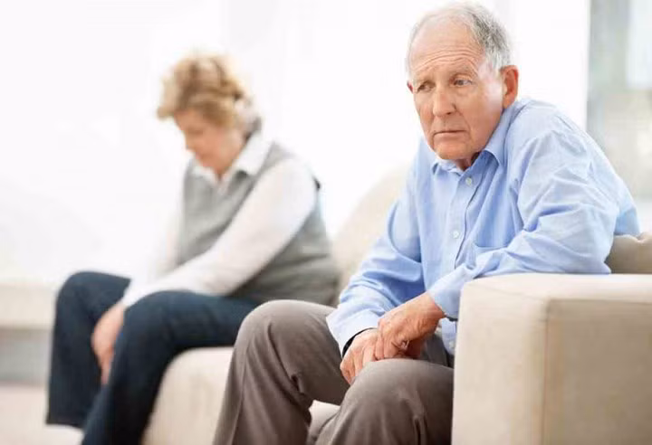 Tuổi càng cao, chức năng của thận càng giảm. Vì vậy khi có một yếu tố tác động vào cũng dễ xảy ra suy thận.