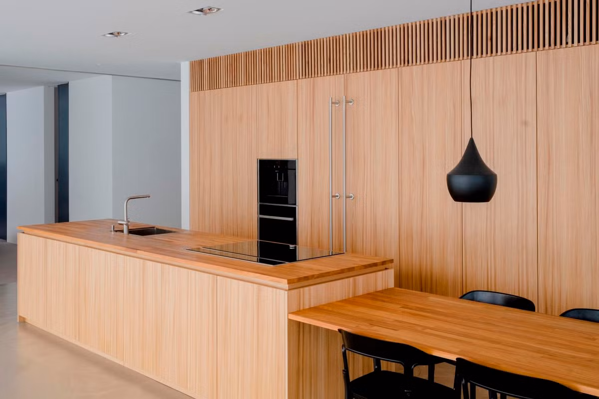 Khu bếp sử dụng nội thất gỗ tạo cảm giác ấm cúng.