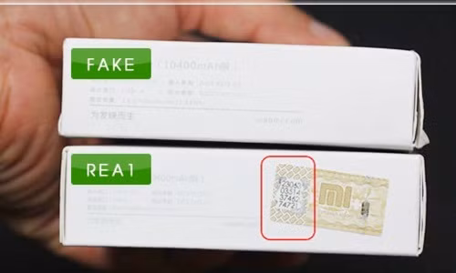 Bên ngoài vỏ sạc dự phòng nhái, ngoài thông tin về dung lượng, hiệu điện thế thường không có địa chỉ sản xuất. Nhãn mác thương hiệu in cẩu thả. Ảnh: Pkshop.