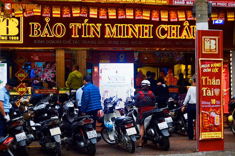 Theo quan niệm dân gian, trong ngày vía Thần Tài (mùng 10 Tết âm lịch) mua vàng sẽ mang đến nhiều may mắn và tài lộc trong cả năm. Ảnh: Bảo Ngọc.