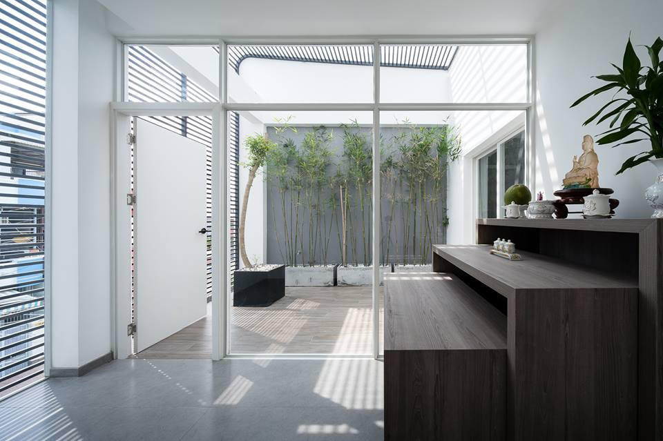 Hệ lam ngang phía trước như một lớp vỏ mềm mại bảo vệ cho công trình và không gian bên trong.