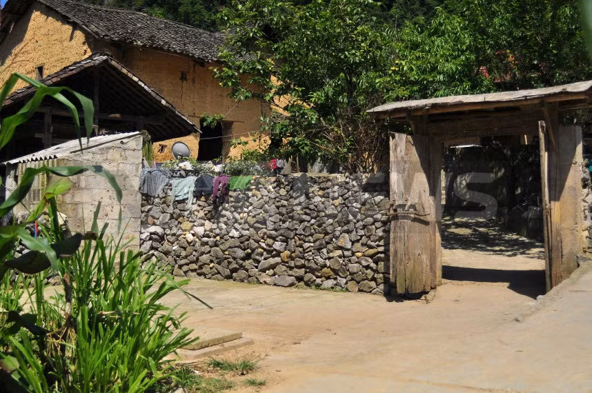 Không cần gạch vữa hay xi măng, hàng rào đáo của ngôi nhà trình tường được dựng hoàn toàn bằng đá núi. Ảnh: VTV.