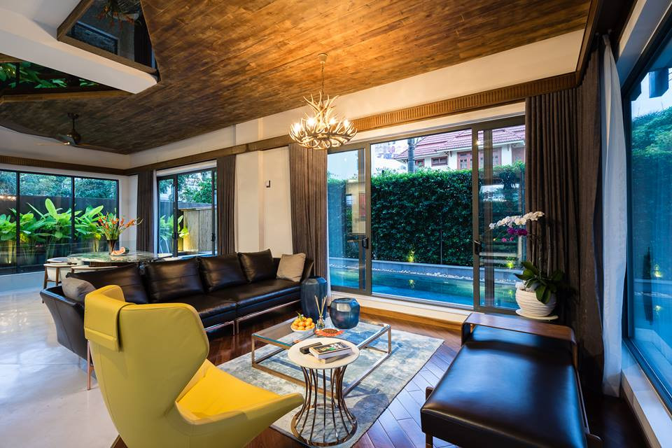 Phòng khách biệt thự thiết kế trần gỗ sang trọng.