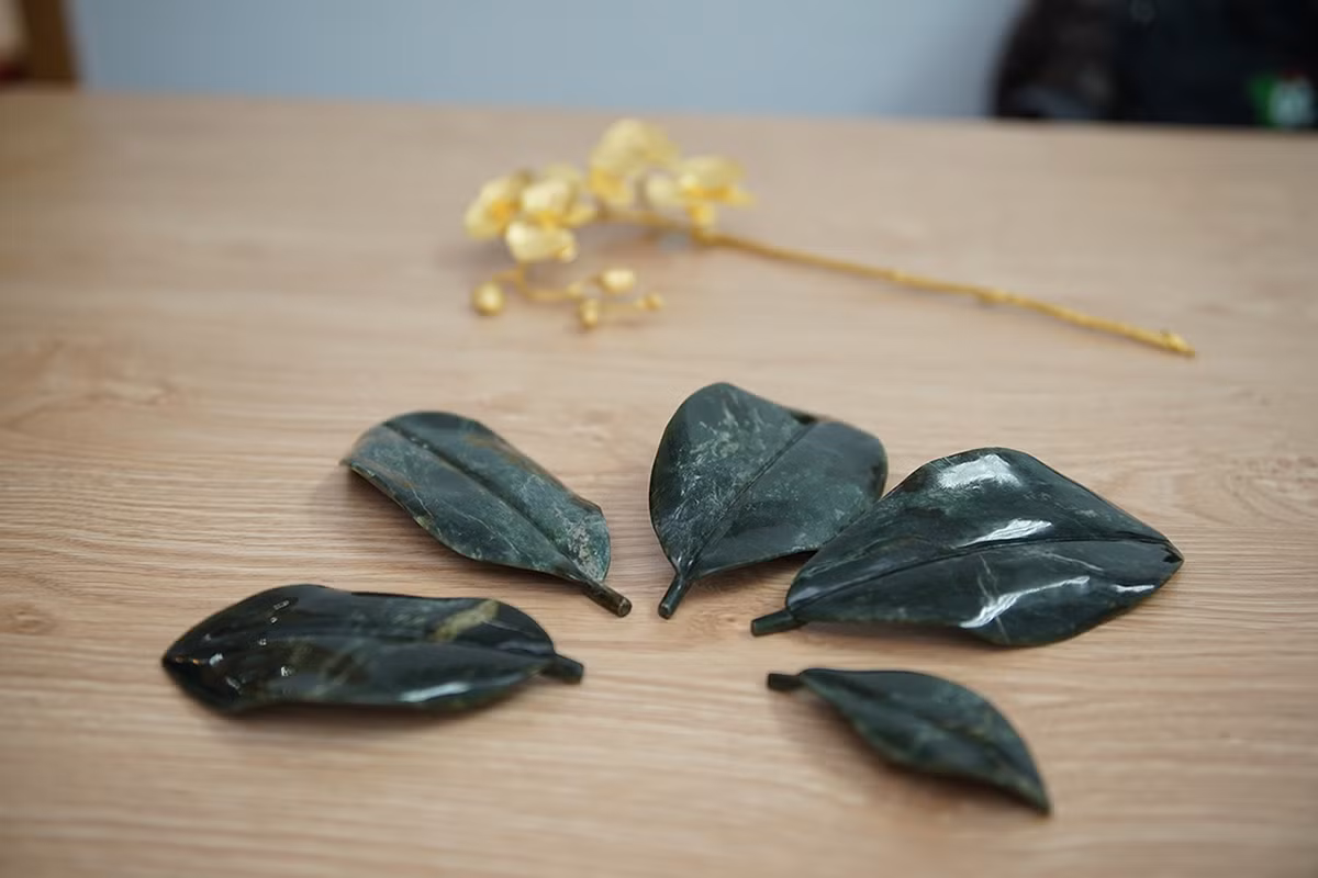 Phiên bản thứ nhất toàn bộ cành, hoa, nụ được đúc từ 10 lượng vàng. Lá được làm từ Ngọc xanh.