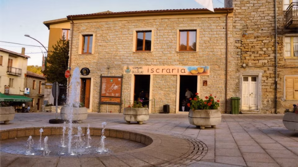 Quảng trường thị trấn Ollolai .