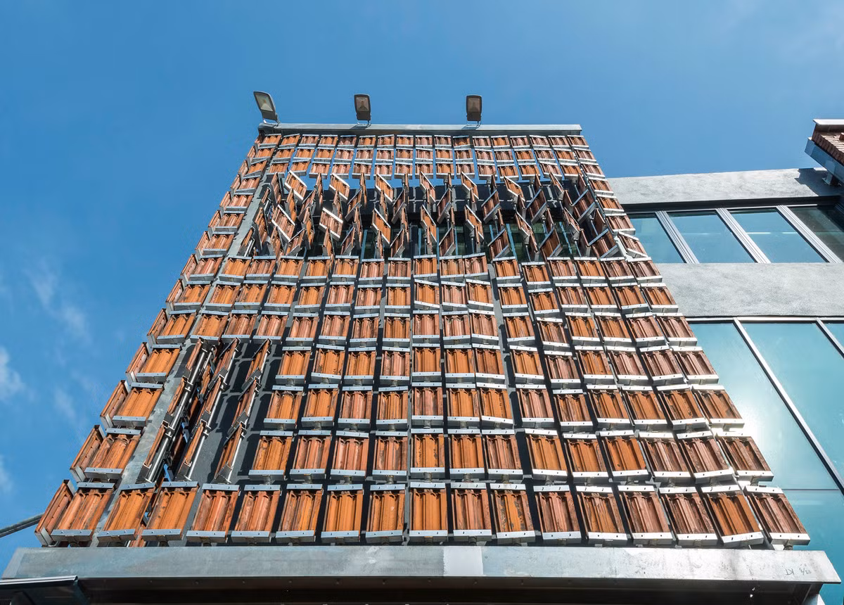 Trục xoay đảm bảo các khuôn ngói xoay tròn thuận lợi. Nhờ vậy, gia chủ có thể chủ động điều chỉnh hướng rèm để hút gió.