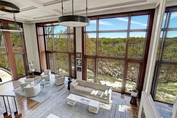 Dinh thự có 6 phòng ngủ. Tất cả đều có phòng tắm riêng.