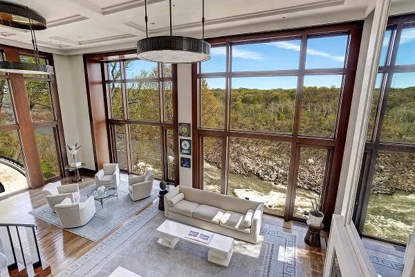 Dinh thự có 6 phòng ngủ. Tất cả đều có phòng tắm riêng.