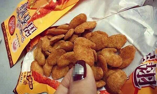 Loại bim bim cánh gà được quảng cáo là hàng nội địa Trung Quốc nên các bà mẹ đổ xô mua về cho các con ăn vặt