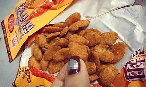 Loại bim bim cánh gà được quảng cáo là hàng nội địa Trung Quốc nên các bà mẹ đổ xô mua về cho các con ăn vặt