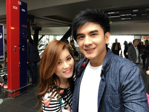 Vợ nam ca sĩ Đan Trường là doanh nhân Thủy Tiên, một thương gia người Mỹ gốc Việt. Năm 2009, cô thành lập một công ty tài chính ở Mỹ và hoạt động khá thành công khi liên tục tổ chức các show diễn lớn cho các nghệ sĩ trong nước đến với xứ sở cờ hoa. Ảnh: Vietnamnet.