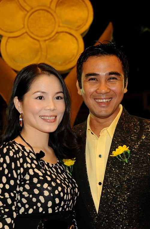 Sinh ra trong gia đình khó khăn song Dạ Thảo - vợ MC Quyền Linh kiên quyết vượt đói nghèo. Năm 2000, dù đang làm với mức lương 1.000 USD/tháng đáng mơ ước, Dạ Thảo vẫn xin nghỉ việc và tự mình đứng ra kinh doanh mặt hàng thời trang Hàn Quốc. Ảnh: Dân Việt.