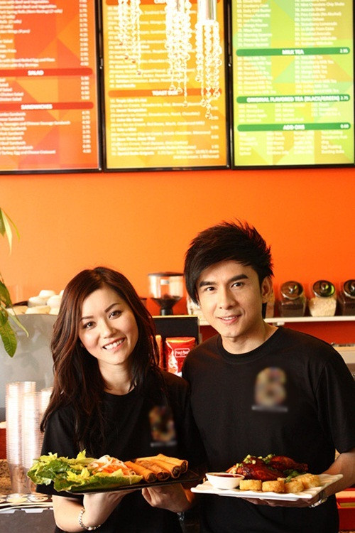 Ngoài ra, bà xã Đan Trường còn đứng đầu chuỗi nhà hàng và một quán cà phê tại Chicago. Ảnh: Vietnamnet.