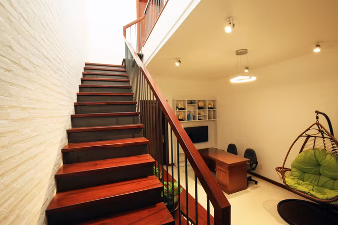 Giếng trời bố trí phía trên cầu thang gỗ.