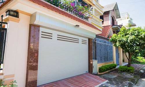 Cửa cuốn xuyên sáng thế hệ mới thiết kế bề mặt trang nhã,có các ô lấy sáng phù hợp cho những ngôi nhà mặt phố, nhà biệt thự liền kề...Ảnh: Austcare.