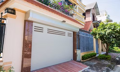 Cửa cuốn xuyên sáng thế hệ mới thiết kế bề mặt trang nhã,có các ô lấy sáng phù hợp cho những ngôi nhà mặt phố, nhà biệt thự liền kề...Ảnh: Austcare.