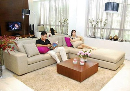 Phòng khách rộng rãi với nội thất đến từ các thương hiệu uy tín thế giới. Ảnh: Lao động.