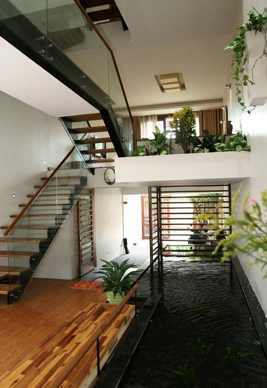 Hồ nước lớn trong nhà vừa giúp làm mát, vừa tạo cảnh quan đẹp mắt.