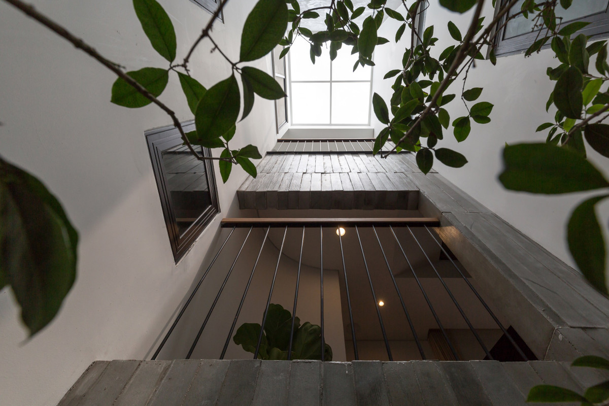 Khu vực thông tầng lấy ánh sáng và gió trời.