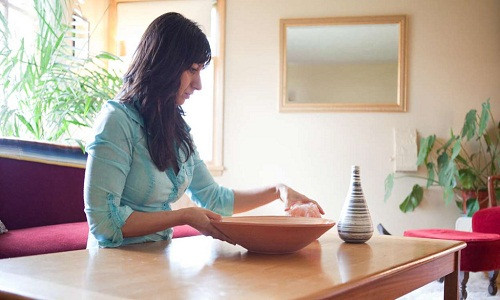 Tư vấn phong thuỷ - Thu nhập ước tính hàng năm: 20.000 USD - 250.000 USD Phong thuỷ là học thuyết chuyên nghiên cứu sự ảnh hưởng của hướng gió, hướng khí, mạch nước đến đời sống hoạ phúc của con người . Nếu có kiến thức về phong thuỷ và muốn giúp người khác tìm thấy sự cân bằng giữa các yếu tố trên thì bạn có thể coi đây là một nghề. Công việc của các nhà tư vấn phong thuỷ sẽ tới nhà, văn phòng của khách hàng và đưa ra lời khuyên về bài trí mọi thứ từ nội đến ngoại thất nhằm mang lại sự hài hoà, may mắn cho gia chủ. Những người làm nghề này thậm chí có thể kiếm hàng triệu USD mỗi năm từ các khách hàng giàu có và người nổi tiếng.