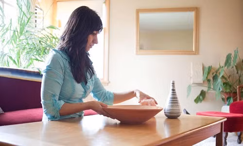 Tư vấn phong thuỷ - Thu nhập ước tính hàng năm: 20.000 USD - 250.000 USD Phong thuỷ là học thuyết chuyên nghiên cứu sự ảnh hưởng của hướng gió, hướng khí, mạch nước đến đời sống hoạ phúc của con người . Nếu có kiến thức về phong thuỷ và muốn giúp người khác tìm thấy sự cân bằng giữa các yếu tố trên thì bạn có thể coi đây là một nghề. Công việc của các nhà tư vấn phong thuỷ sẽ tới nhà, văn phòng của khách hàng và đưa ra lời khuyên về bài trí mọi thứ từ nội đến ngoại thất nhằm mang lại sự hài hoà, may mắn cho gia chủ. Những người làm nghề này thậm chí có thể kiếm hàng triệu USD mỗi năm từ các khách hàng giàu có và người nổi tiếng.