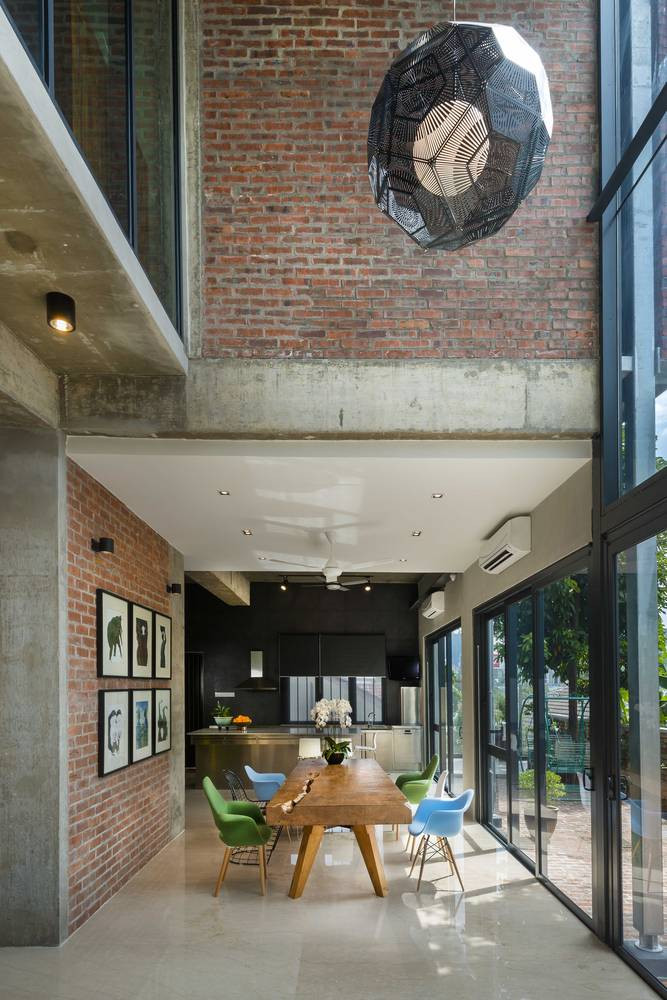 Vách tường kính cho ánh sáng ngập phòng.