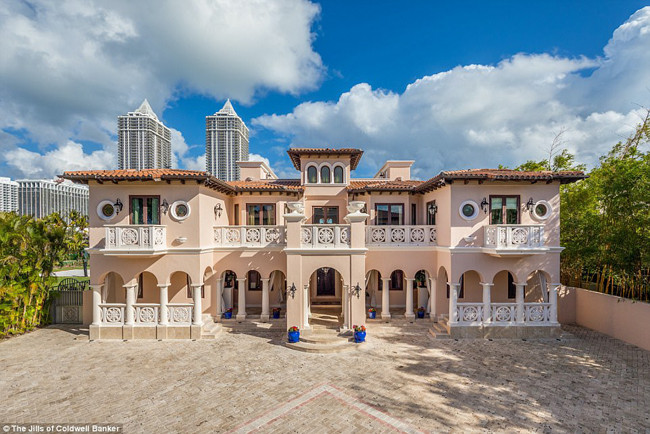 Joel Meyerson – giám đốc điều hành một hãng mỹ phẩm là chủ nhân của ngôi biệt thự 2 tầng này. Ông mua nó vào năm 2007 với giá 1,7 triệu USD (38 tỷ đồng). Ông đã dành 3 năm và dùng 10 triệu USD để tu sửa lại nơi này thành “căn nhà trong mơ”.