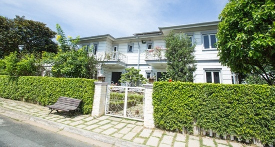 Tại quận Thủ Đức (TP HCM), Hồ Quỳnh Hương sở hữu căn biệt thự vườn trắng muốt với không gian và nội thất cầu kì. Ảnh: Vietnamnet.