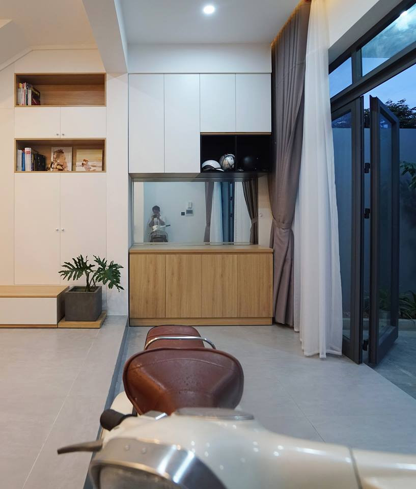 Mở cửa bước vào là khu vực để xe của nhà phố.