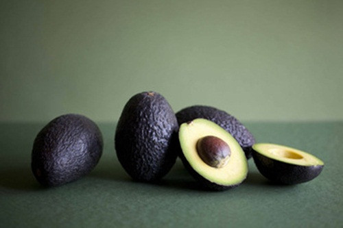 Quả bơ Chile hình bầu dục, khi chín có vỏ màu tím. Ảnh: Alibaba.