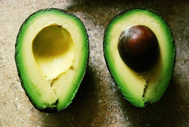 Bơ Chile nhập khẩu nhiều thịt, có mùi thơm đặc trưng. Ảnh: Traicayngon.