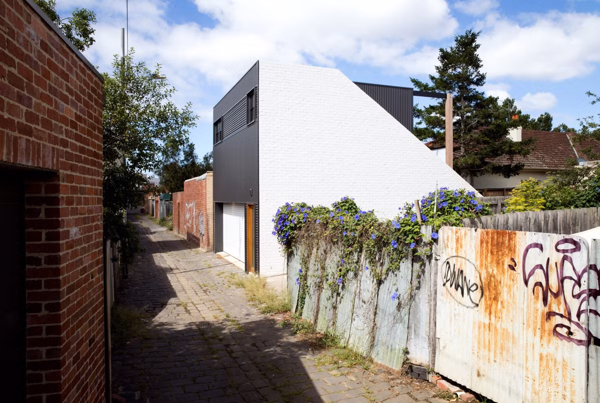 Điểm nhấn ở mặt tiền ngôi nhà 2 tầng là sự kết hợp của các vật liệu kim loại và gỗ.