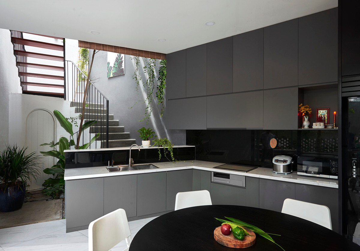 Phòng bếp thiết kế mở ngập tràn ánh sáng, gió tự nhiên.